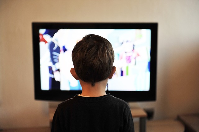 dítě u tv